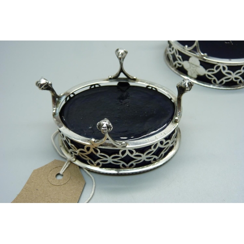 870 - A pair of Victorian silver salt cellars with blue glass liners, London 1884, weight of bases 98g