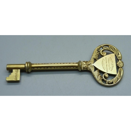 871 - A silver gilt key in original fitted case, Birmingham 1911, with inscription, 43g