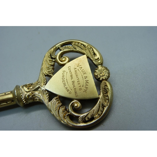 871 - A silver gilt key in original fitted case, Birmingham 1911, with inscription, 43g