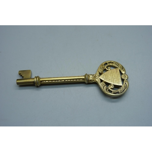 871 - A silver gilt key in original fitted case, Birmingham 1911, with inscription, 43g