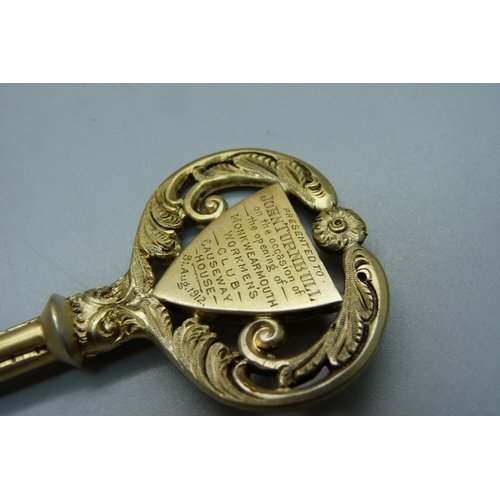 871 - A silver gilt key in original fitted case, Birmingham 1911, with inscription, 43g