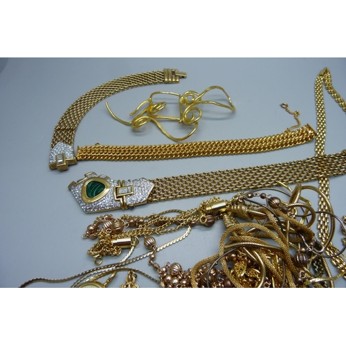 879 - Gold plated jewellery