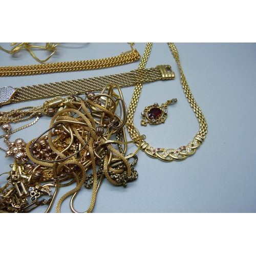 879 - Gold plated jewellery