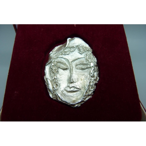 886 - A Japanese '1000 Silver' cast of a face, Woman in the Hat, stamped Tasaki Shinju and signed Masuo '8... 