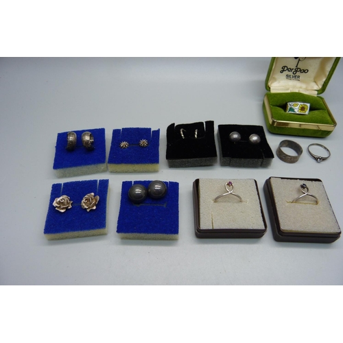 893 - Five silver rings and six pairs of silver earrings