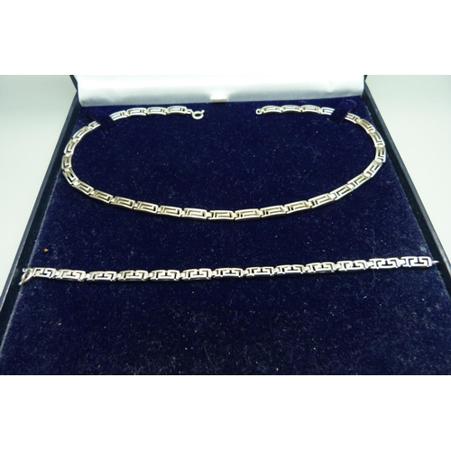 899 - A silver necklace and bracelet