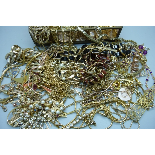 904 - Gold-tone jewellery