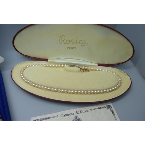 911 - A Rosita Petite pearl necklace and a Camrose and Kross reproduction pearl necklace and a matching pa... 