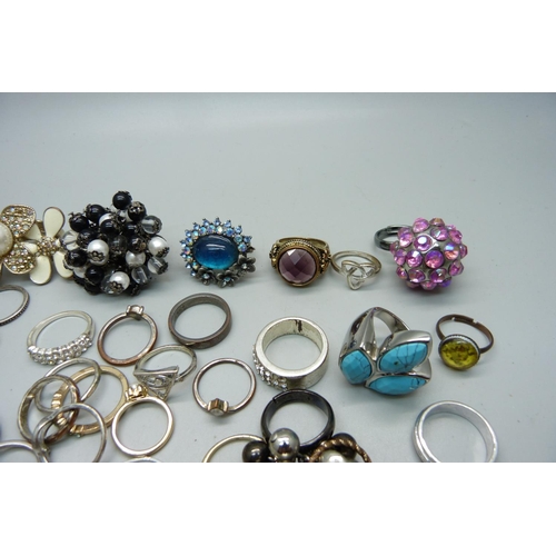 918 - Forty-three costume jewellery dress rings