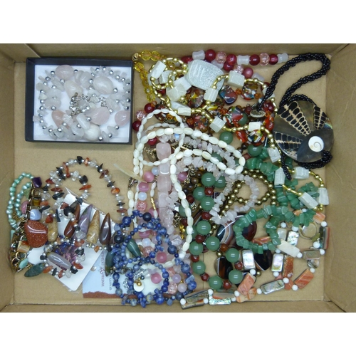 923 - Semi-precious stone set costume jewellery