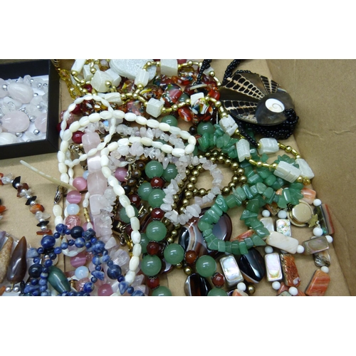 923 - Semi-precious stone set costume jewellery