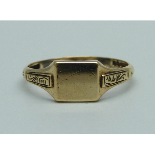 935 - A 9ct gold signet ring, 2g, Q