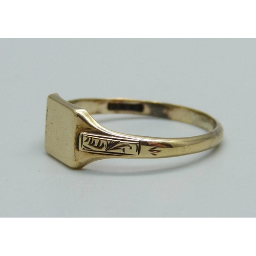 935 - A 9ct gold signet ring, 2g, Q