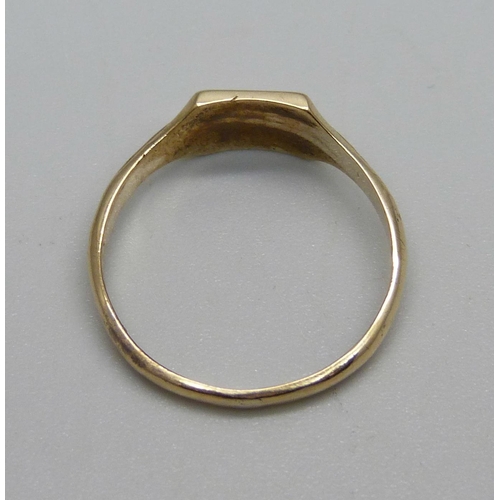 935 - A 9ct gold signet ring, 2g, Q