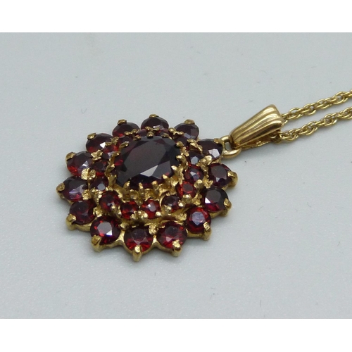 937 - A 9ct gold and garnet pendant and chain, 5.3g