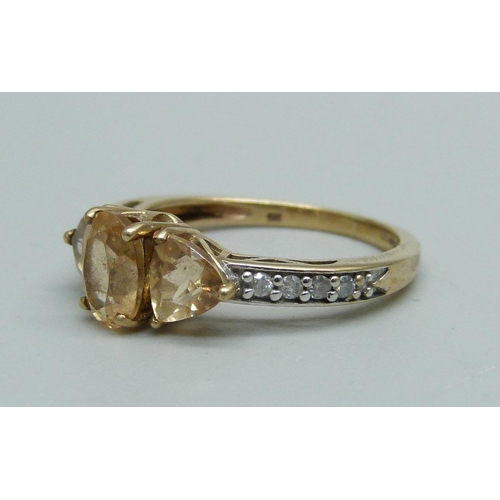 942 - A 9ct gold, citrine and diamond ring, 2.1g, L