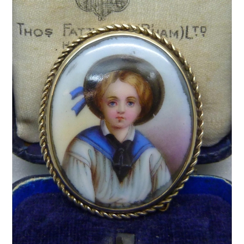 943 - A hand painted miniature brooch, 32mm wide