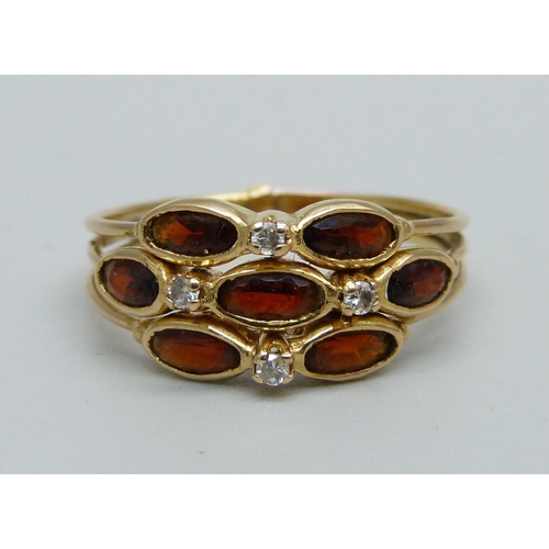 945 - An 18ct gold and garnet ring, marks to back of shank, 3.6g, T