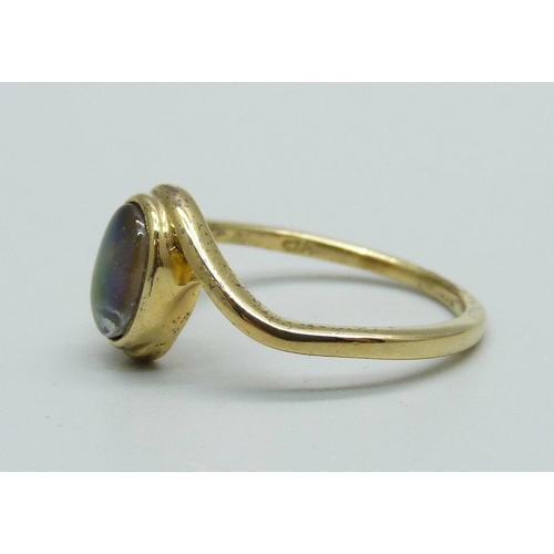 953 - A silver gilt ammolite ring, P