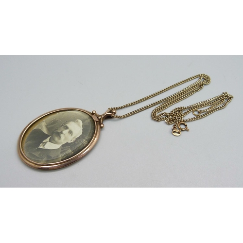 967 - A Victorian 9ct gold pendant and chain