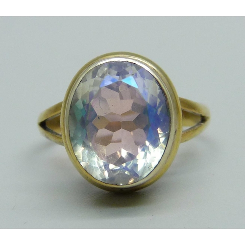 970 - A silver gilt and mystic quartz solitaire ring, Q