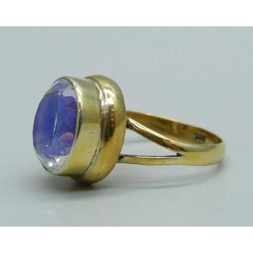 970 - A silver gilt and mystic quartz solitaire ring, Q