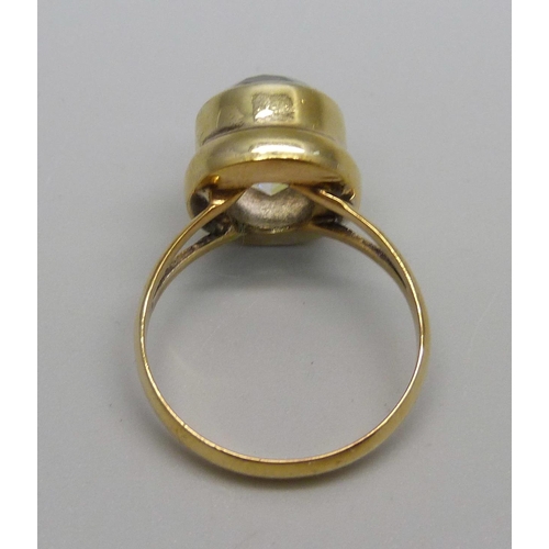 970 - A silver gilt and mystic quartz solitaire ring, Q