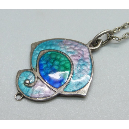 981 - A silver and enamel pendant, Birmingham 1909, maker JF, on a silver chain, lacking pearl drop