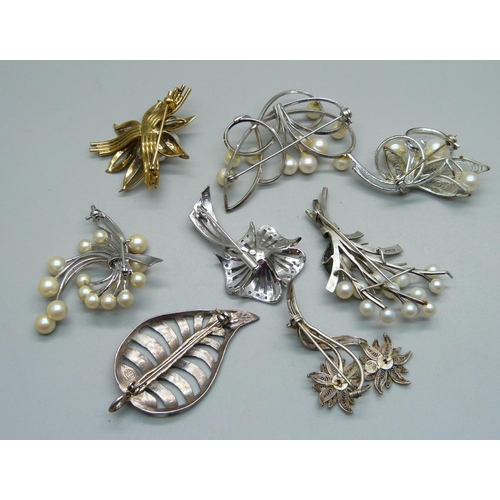 982 - Six silver and silver gilt brooches and two unmarked filigree brooches, (8)