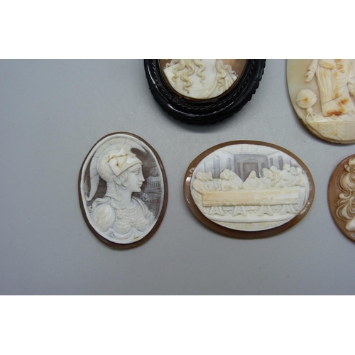 983 - A cameo brooch and four unmounted carved cameos including The Last Supper