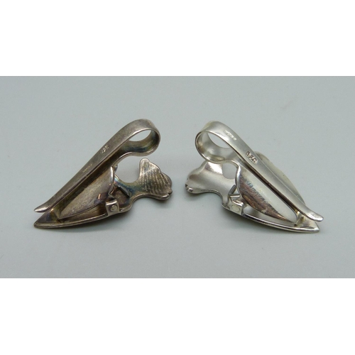 986 - A pair of silver dress clips