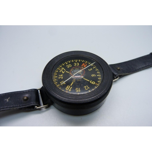 996 - A German WWII Luftwaffe pilot's AK39 wrist compass, no. 60349