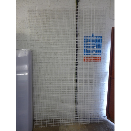 2225 - Four 7ft x 3ft wire mesh sections