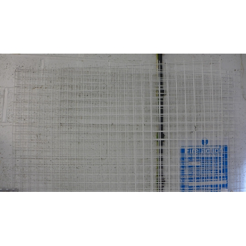 2225 - Four 7ft x 3ft wire mesh sections