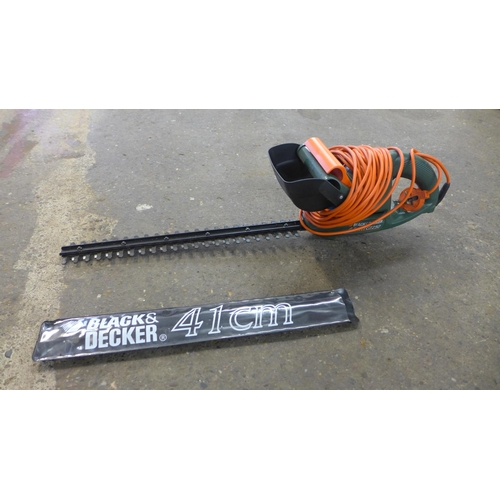 2235 - A Black and Decker 41cm lightweight hedgecutter