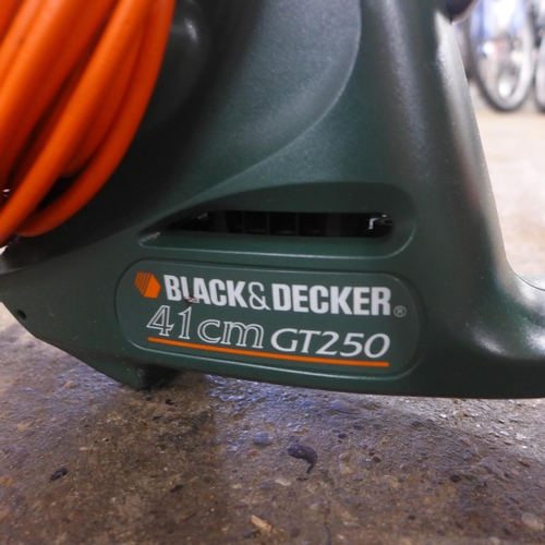 2235 - A Black and Decker 41cm lightweight hedgecutter