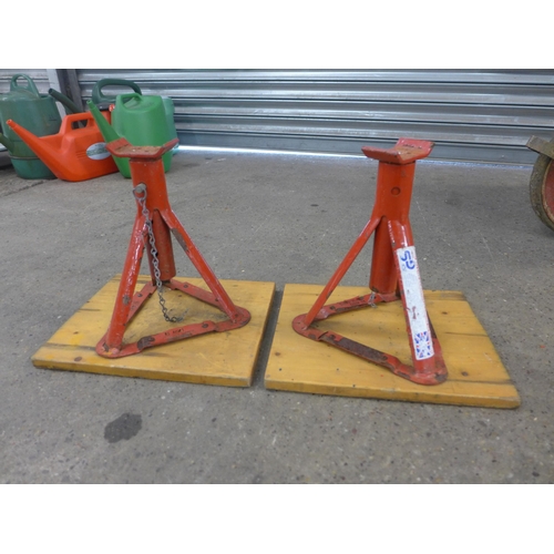 2238 - Two GS axle stands, a wheelbarrow and a quantity of handsaws