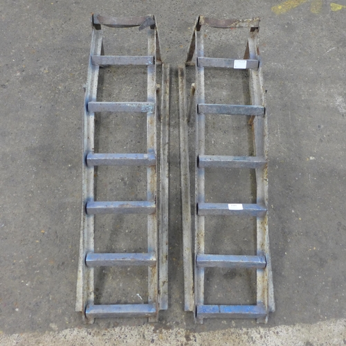 2345 - A set of car/van ramps