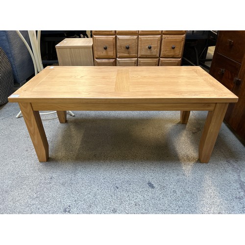 1624 - An oak coffee table