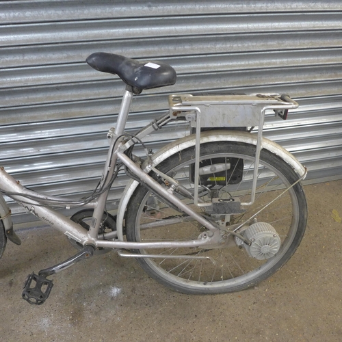 2220 - An iZip electric bike no charger or keys