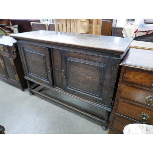 185 - An early 20th Century oak sideboard