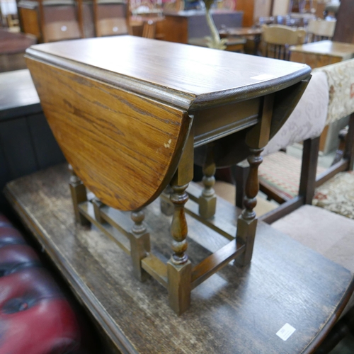 204 - An oak gateleg occasional table