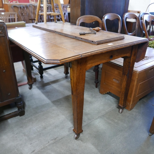 216 - An Edward VII oak extending dining table