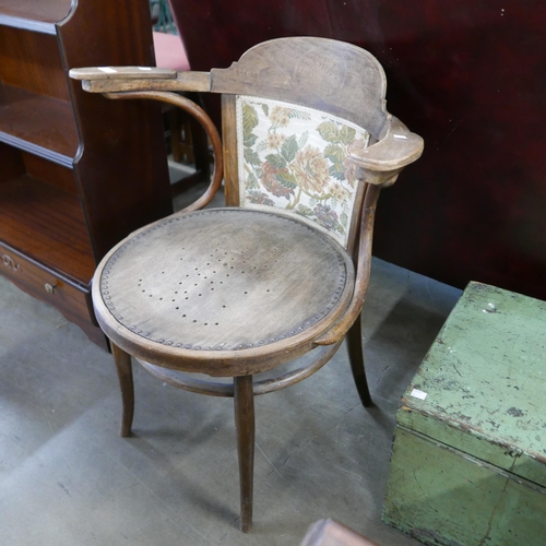 233 - An early 20th Century beech bentwood elbow chair