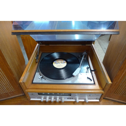 31 - A Dynatron teak stereo and speakers