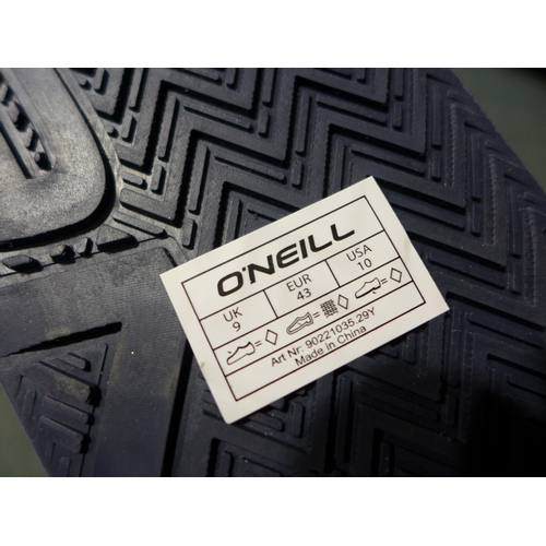 3212 - Men's navy O'Neill flip-flips - UK size 9 * This lot is subject to VAT