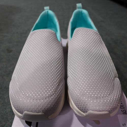 3215 - Ladies light grey slip-on Skechers - UK size 8 * This lot is subject to VAT