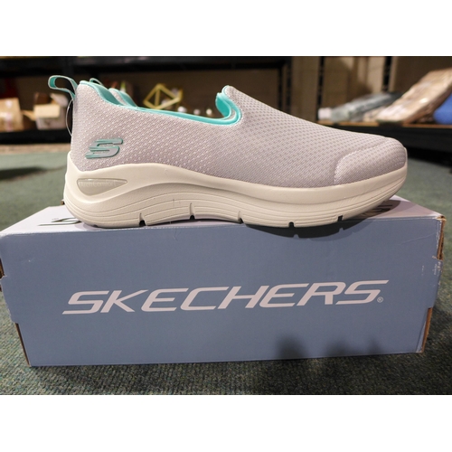 3215 - Ladies light grey slip-on Skechers - UK size 8 * This lot is subject to VAT