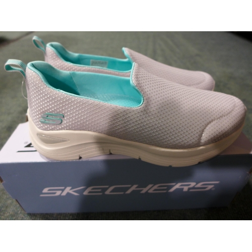 3215 - Ladies light grey slip-on Skechers - UK size 8 * This lot is subject to VAT