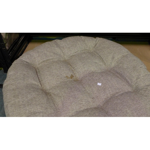 3026 - Kirkland Signature Round Pet Bed (304-112) * This lot is subject to VAT